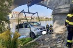 Na Štvanici sjelo nezajištěné vozidlo ze břehu k Vltavě.