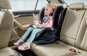 Cestující do 150 cm a36kg musí sedět v dětské sedačce