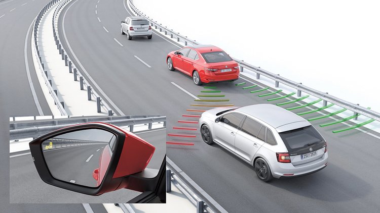 Systém Blind Spot Detect upozorní na auta v tzv. mrtvém úhlu