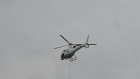 Vrtulník se zvedá s autem do výšky