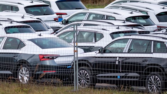 Odbory: Škoda Auto má na odstavných plochách 20.000 nedodělaných aut