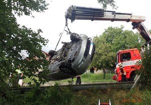 Auto musela vyprostit těžká technika.