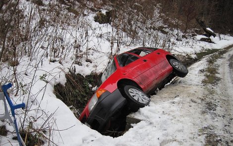 Auto skončilo v příkopě a nikdo si ho 16 hodin nevšiml.