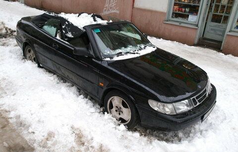 Devastační rozmary počasí! Tající sníh i kusy ledu padají rovnou na kapoty parkujících aut