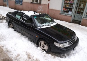 Hromady sněhu, padající ze střech, poškodila na několika místech parkující auta.