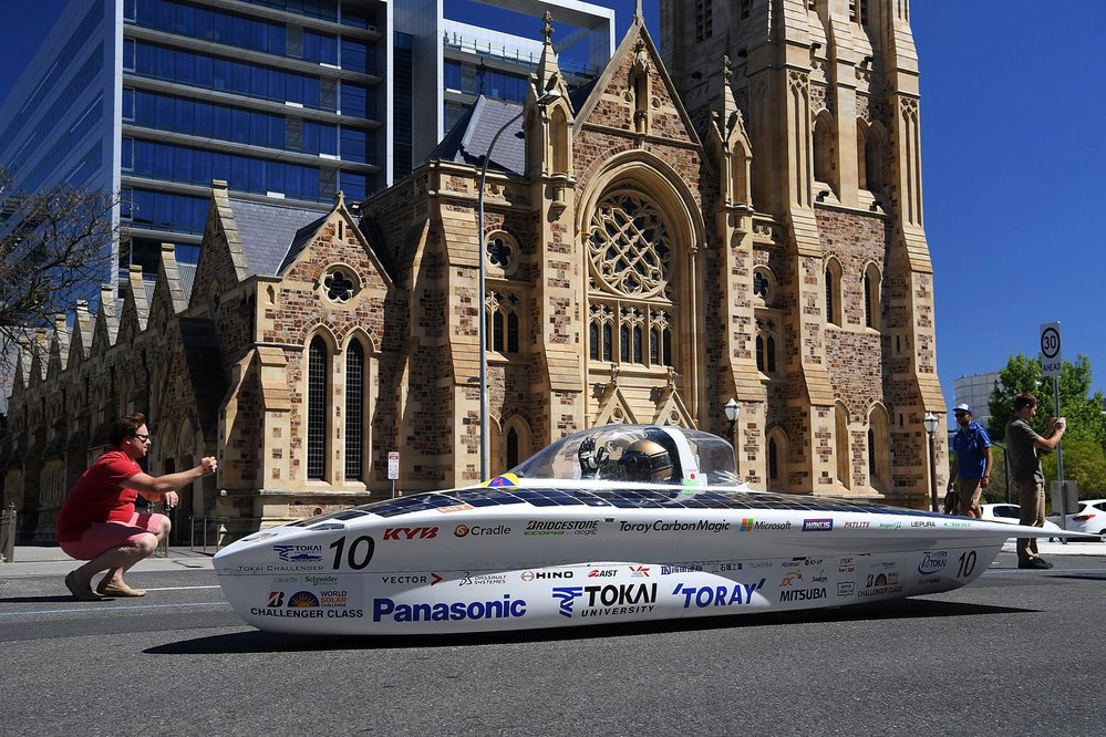 World Solar Challenge: Představte si projet celý světadíl v autě, které nepohání nic než solární energie