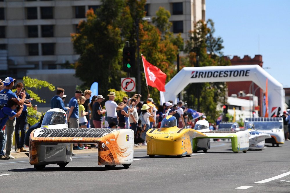 World Solar Challenge: Představte si projet celý světadíl v autě, které nepohání nic než solární energie