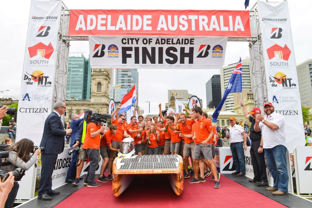 World Solar Challenge: Představte si projet celý světadíl v autě, které nepohání nic než solární energie