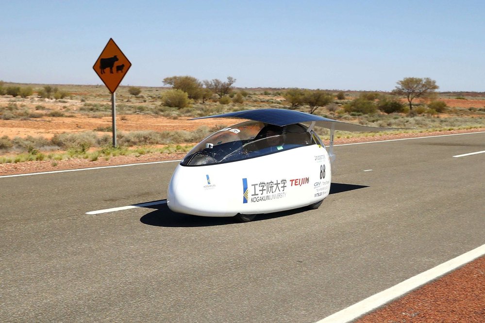 World Solar Challenge: Představte si projet celý světadíl v autě, které nepohání nic než solární energie