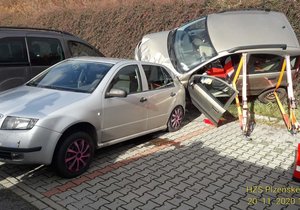 Fiat se seniorem (84) za volantem se v Tachově zřítil ze srázu na parkoviště.