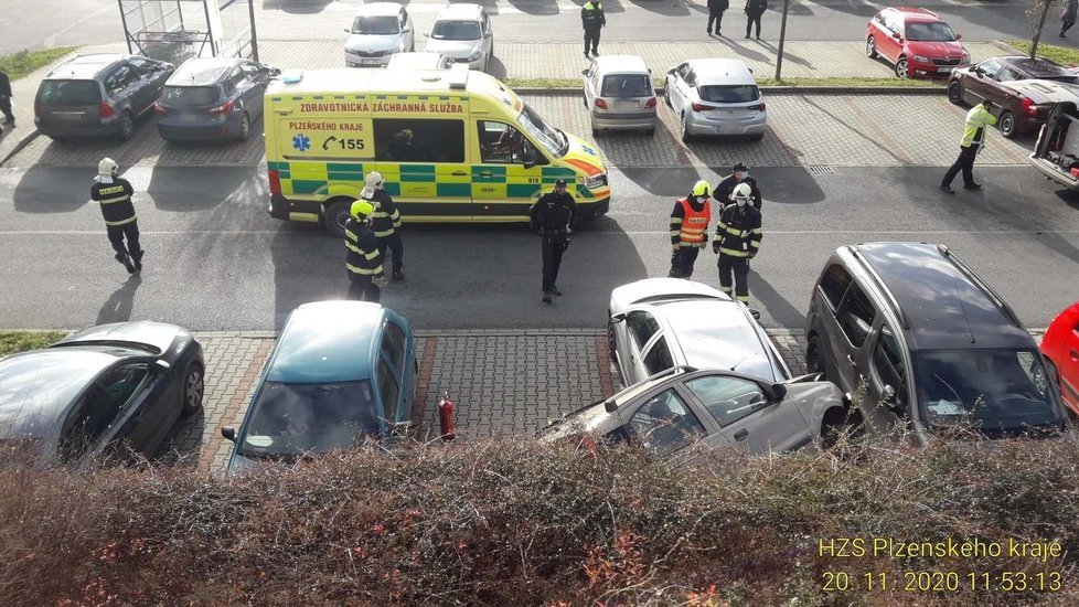 Fiat se seniorem (84) za volantem se v Tachově zřítil ze srázu na parkoviště.