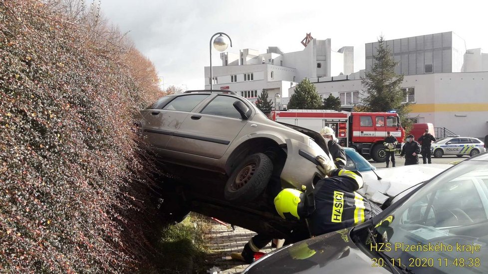 Fiat se seniorem (84) za volantem se v Tachově zřítil ze srázu na parkoviště.