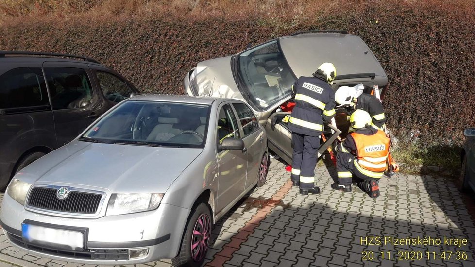 Fiat se seniorem (84) za volantem se v Tachově zřítil ze srázu na parkoviště.