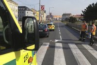 Vážná nehoda v Plzni: Dva chodce srazilo na přechodu auto, nejspíše dobíhali tramvaj