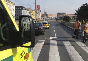 V Plzni srazilo auto dva chodce, skončili v nemocnici.