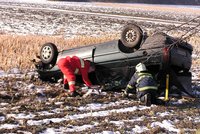 Auto na střeše, posádka namol a řidič nikde! Policie zjišťuje, kdo byl za volantem