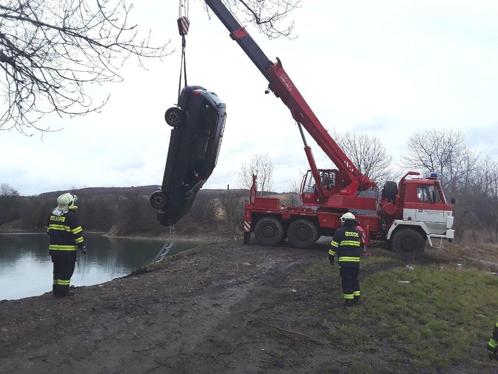 První čtyři auta vyprostili policisté z lomu u Lahošti loni na konci prosince. Teď se na místo vrátí znovu.