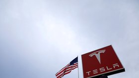 Výrobce auta Tesla vykázal rekordní ztrátu