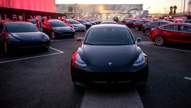 Výrobce auta Tesla vykázal rekordní ztrátu