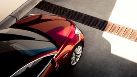 Výrobce auta Tesla vykázal rekordní ztrátu