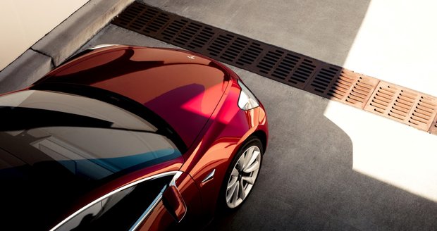 Výrobce elektrických aut Tesla vykázal rekordní ztrátu. Můžou za to i vyšší výdaje na výrobu