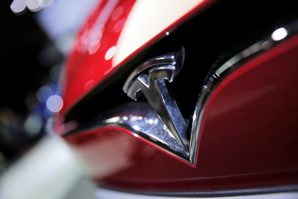 Výrobce auta Tesla vykázal rekordní ztrátu