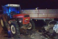 Traktor převálcoval osobák: Dvě malé holčičky zápasí o život, tři dospělí mají vážná poranění