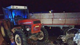 Traktor nedal přednost osobnímu vozu, pět lidí skončilo v nemocnici.