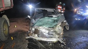 Bouračka felicie a traktoru s pěti zraněnými: Felicie při bouračce svítila, traktoristovi hrozí obvinění
