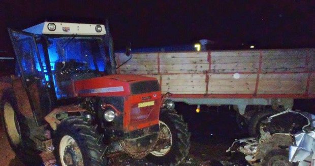 Traktor převálcoval osobák: Dvě malé holčičky zápasí o život, tři dospělí mají vážná poranění