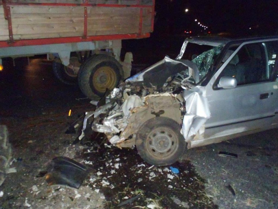 Traktor nedal přednost osobnímu vozu, pět lidí skončilo v nemocnici.