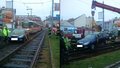 Auto uvízlo na kolejích v Plzni