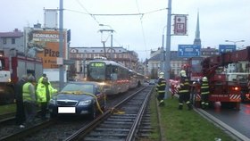 Modrá škodovka uvízla v Plzni na tramvajových kolejích.