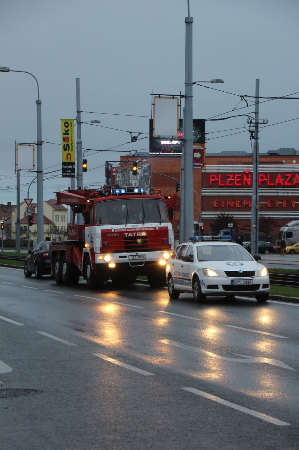 Modrá škodovka uvízla v Plzni na tramvajových kolejích.