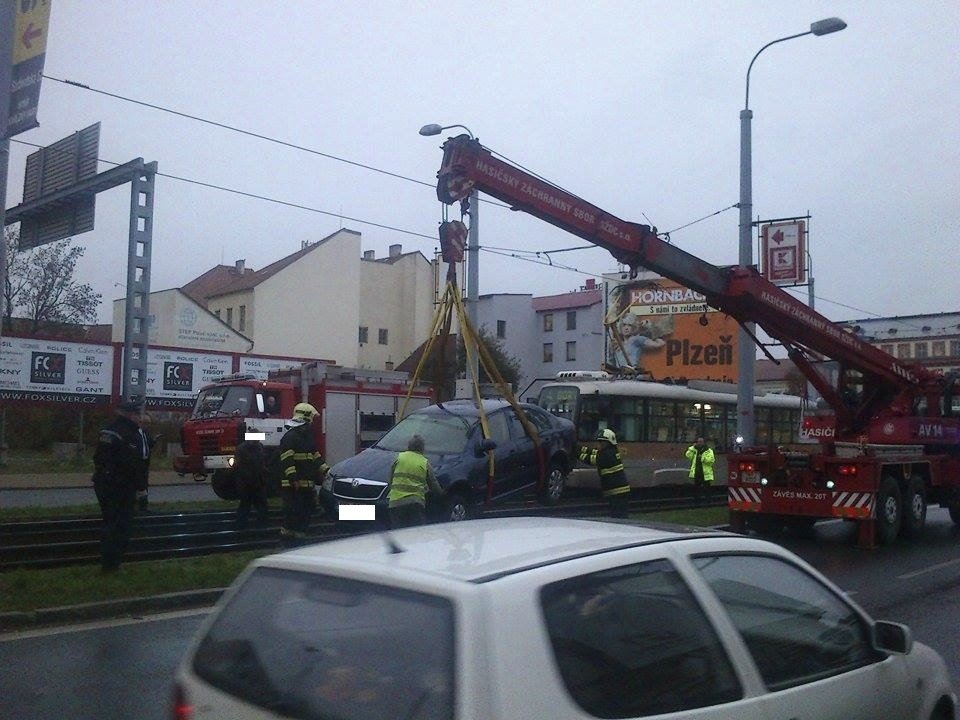 Modrá škodovka uvízla v Plzni na tramvajových kolejích.