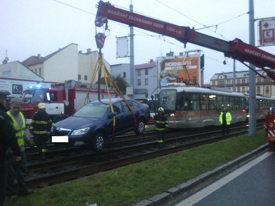 Modrá škodovka uvízla v Plzni na tramvajových kolejích.