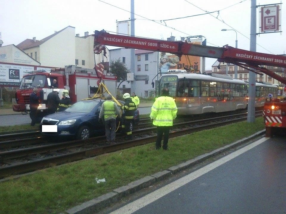 Modrá škodovka uvízla v Plzni na tramvajových kolejích.