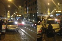Vůz zablokoval v Praze na Letné cestu tramvaji: Naštvaní cestující auto odtáhli vlastníma rukama!