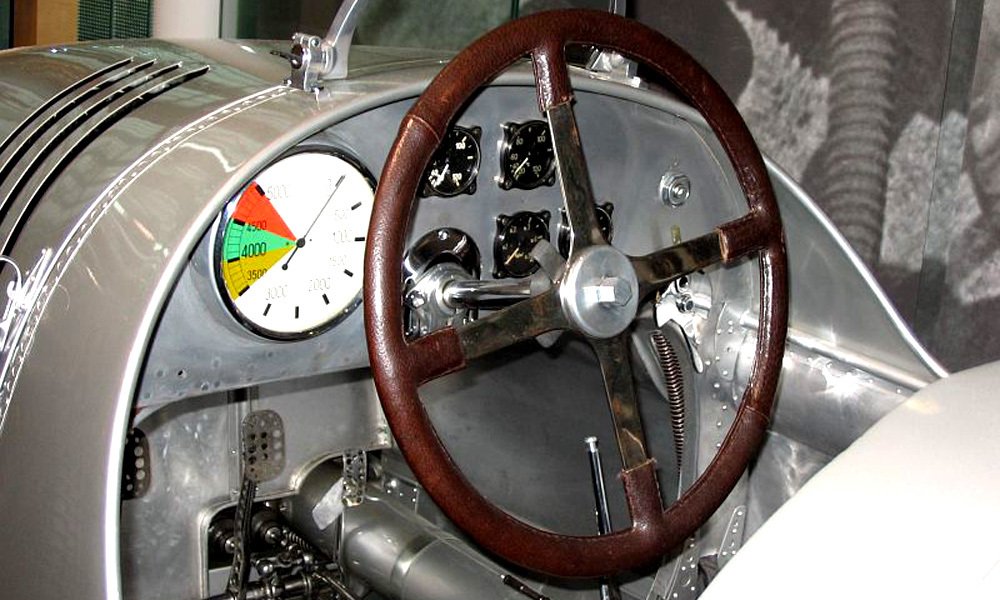 Na přístrojové desce měly vozy Auto Union velký otáčkoměr s vyznačeným doporučeným rozsahem otáček. 