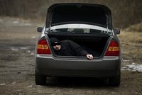 Dělník spadl v Orlové ze sedmi metrů: Kolegové ho nacpali do kufru auta!
