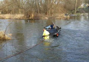 Osobní auto i s posádkou uvízlo při projíždění brodem mezi Slupí a Valtrovicemi uprostřed řeky Dyje.