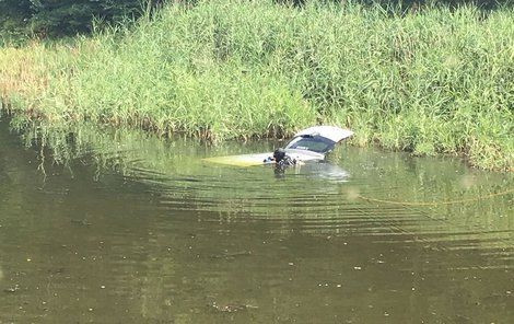 Auto sjelo do vody až po střechu.