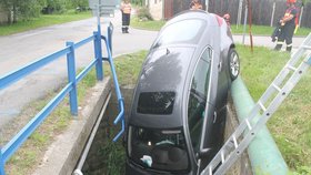 Osobní auto se ve Vřesovicích samo rozjelo a sjelo do potoku.