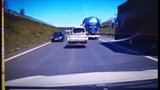 Na dálnici D8 se u tunelu objevil řidič v protisměru! Řidiči mu v šoku uhýbali!