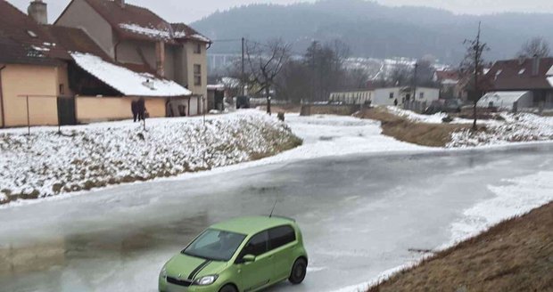 Kuriózní nehoda. Řidička dostala smyk a se škodovkou skončila na Brněnsku v řece. Silný led auto ale udržel