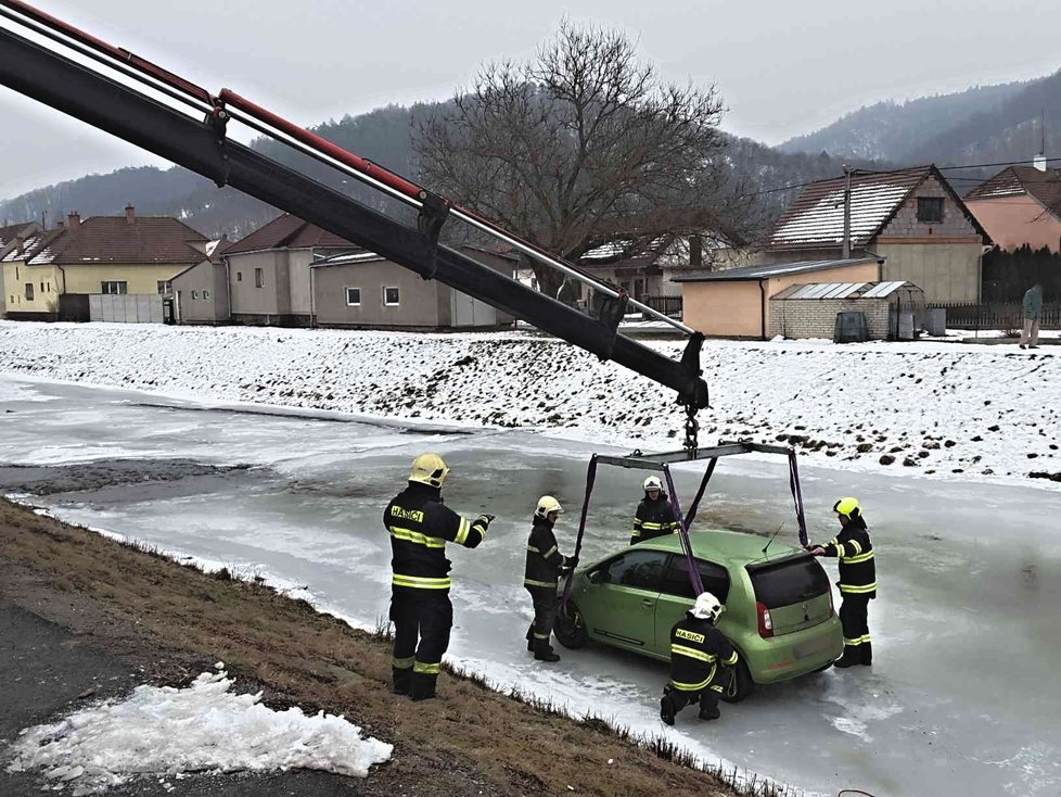 Kuriózní nehoda. Řidička dostala smyk a se škodovkou skončila na Brněnsku v řece. Silný led auto ale udržel