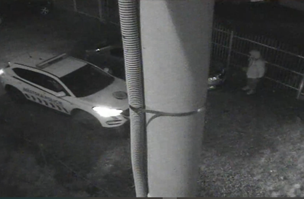 Vandal poničil zaparkované vozidlo u autobazaru v Praze 4