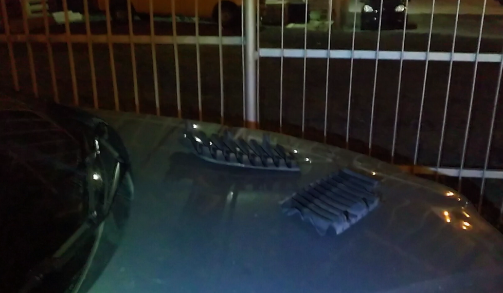 Vandal poničil zaparkované vozidlo u autobazaru v Praze 4