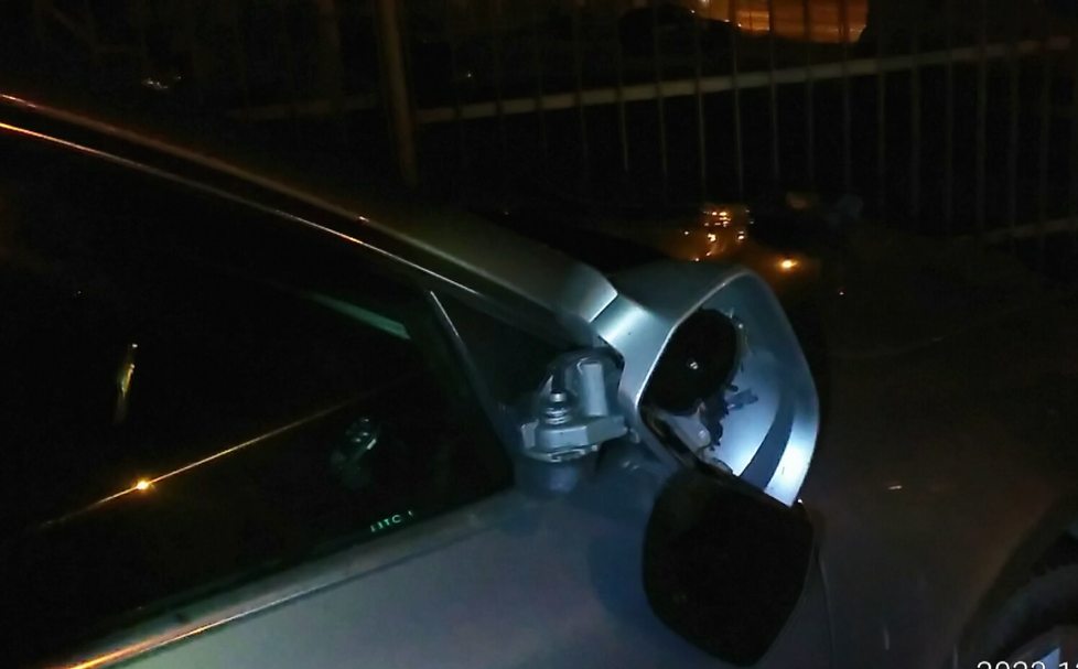 Vandal poničil zaparkované vozidlo u autobazaru v Praze 4