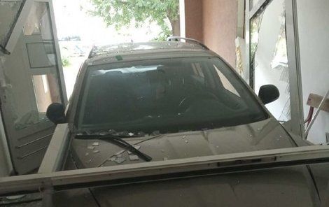 Vztek si muž vybil  zaparkováním auta a do vchodu.